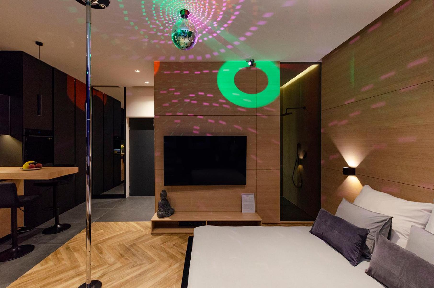 Lupoapartments Z Jacuzzi Pole Dance Leczycka 29 Klimatyzacja Parking Dostep Na Kod Lodz  Room photo
